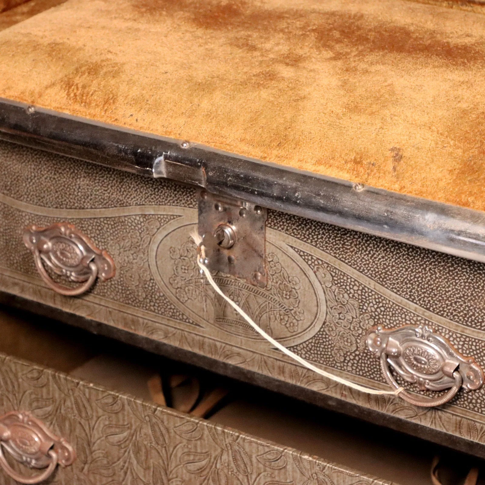 Hartmann Cushion Top Gibraltarized Steamer Trunk Keys Decals Antique 1927